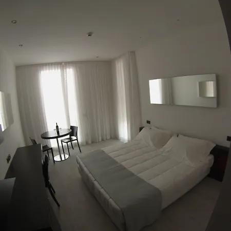 Ξενοδοχείο Blue Shades 4*