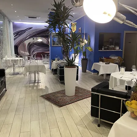 Ξενοδοχείο Blue Shades 4*